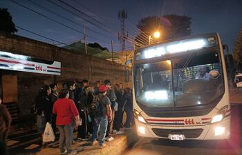Usuarios del transporte público sufren las reguladas desde hace años.