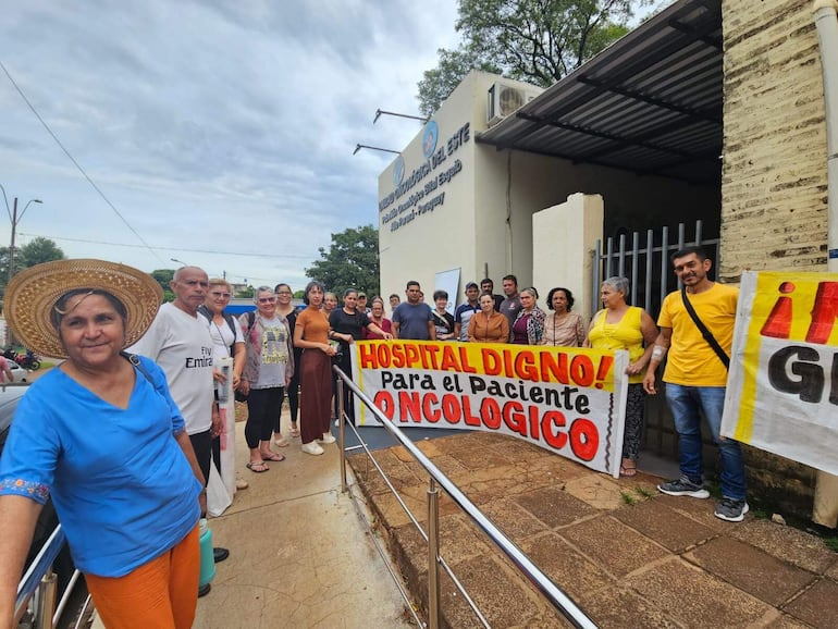 Pacientes oncológicos se manifestaron en Ciudad del Este por falta de medicamentos e insumos.
