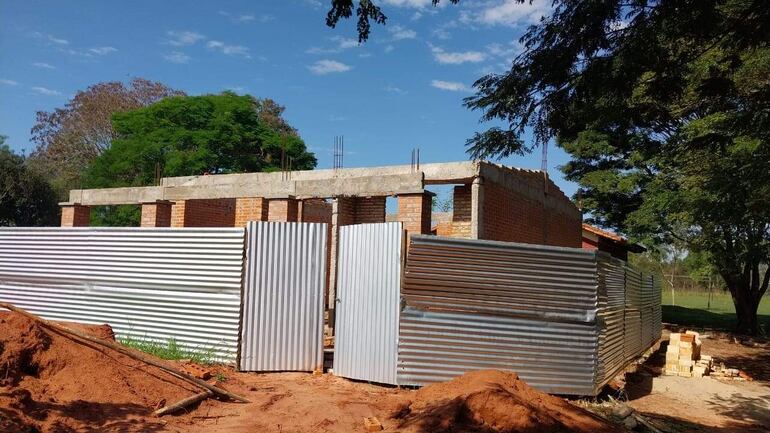 La obra de la escuela básica Nº 1483 Don Agustín Campos Alum, de Liberación, quedó a la altura del techo.