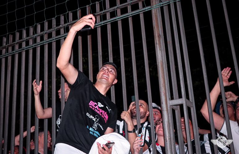Óscar Cardozo, atacante de Libertad, celebra con los hinchas la conquista del torneo Clausura 2023 del fútbol paraguayo en el estadio La Huerta, en Asunción.