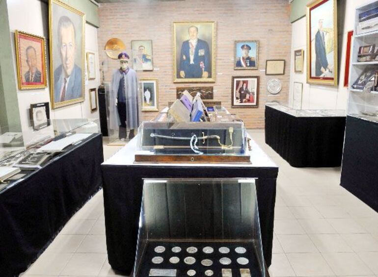 Espacio dedicado al dictador Alfredo Stroessner en el museo de la familia Hrisuk en Encarnación.