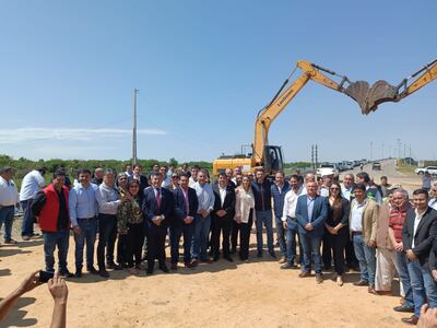 El vicepresidente de la República, Pedro Lorenzo Alliana, el gobernador de Ñeembucú, Víctor Hugo Fornerón, el director del EBY, Luis Benítez, el senador Ever Villalba, el diputado Diosnel Aguilera, la diputada Fabiana Souto, intendentes de varios distritos y representantes del Consorcio TC en el momento de la habilitación de la ruta PY19.