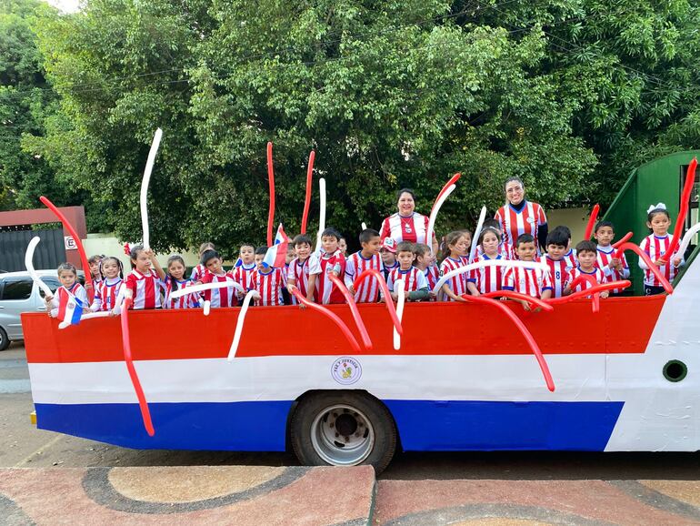 Niños de distintas instituciones educativas viven la fiebre albirroja en la previa del partido de amistoso de este viernes antes del viaje para la Copa del Mundo.