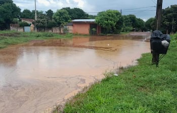 Momento en que el barrio Posta Ybycuá se llena de agua, y las casas quedan bajo agua. (Julio 2023).