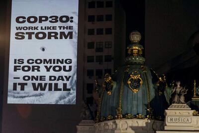 Activistas ambientales proyectan imágenes en un edificio cercano al Teatro Municipal, exigiendo medidas contra el cambio climático en Río de Janeiro, Brasil.