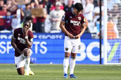 Axel Disasi y Mateus Fernandes lamentan la caída del West Ham United a la Championship, segunda categoría del fútbol inglés.