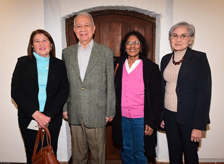 Mujeres sonrientes posan en la inauguración de 'Netsuke'; una lleva blusa negra, otra suéter rosa y la última blusa negra sin mangas.