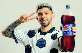 El futbolista paraguayo Julio Enciso es nuevo fichaje de Pepsi.