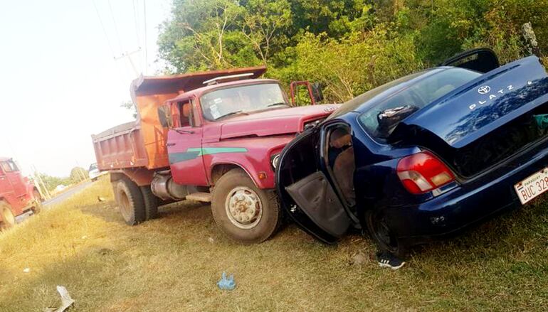 Ambos vehículos siniestrados quedaron a un costado de la ruta.