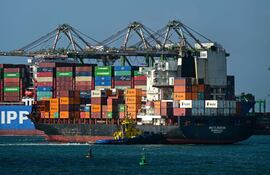 La balanza comercial mide la diferencia entre exportaciones e importaciones de un país en un lapso determinado.