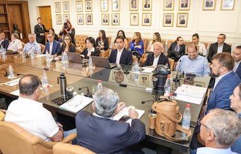 Reunión de la Comisión Permanente del Congreso Nacional, con exministros de Hacienda, economistas, representantes de gremios de la producción y el equipo técnico del MEF.