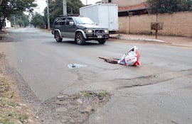 Además del mal estado del asfalto, la calle Prof. Morales casi Eligio Ayala, está sin la tapa de desagüe de la Essap. Las tapas con frecuencia son robados por los adictos a las drogas.