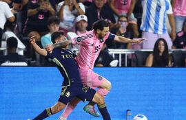 El paraguayo Andrés Cubas, jugador de Vancouver Whitecaps, disputa el balón con el argentino Lionel Messi, futbolista de Inter Miami, en el partido de vuelta de las semifinales de la Liga de Campeones de la Concacaf en el estadio Chase, en Fort Lauderdale, Florida, Estados Unidos.