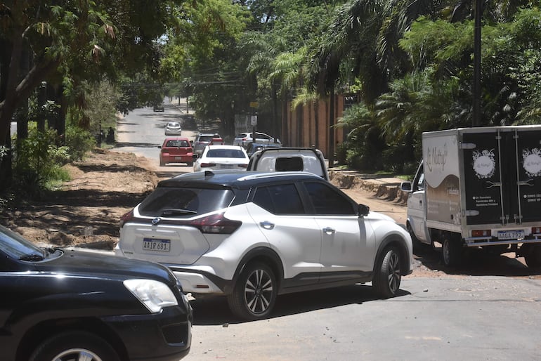Caos vehicular sobre la avenida Augusto Roa Bastos, en zona de obras.
