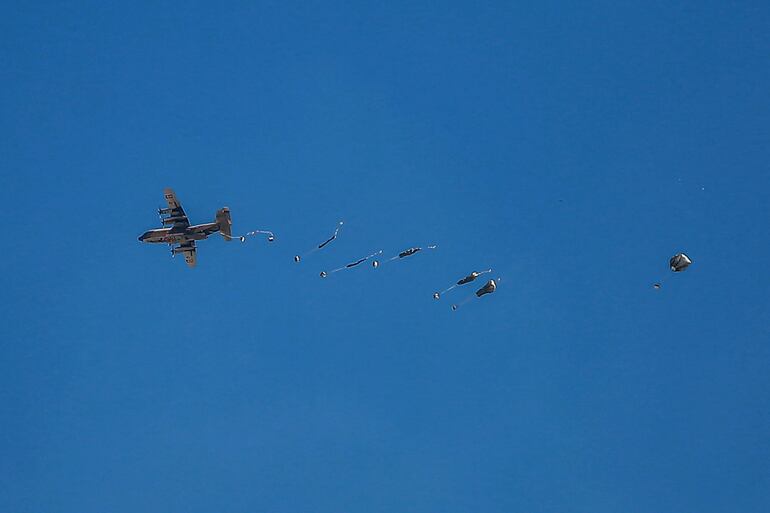 Un avión lanza paquetes de ayuda humanitaria el martes sobre la Franja de Gaza.
