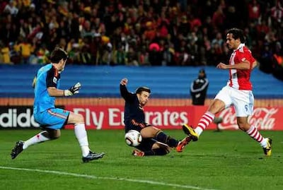 La jugada de Roque Santa Cruz (d) con Iker Casillas en Paraguay vs. España en el Mundial 2026.