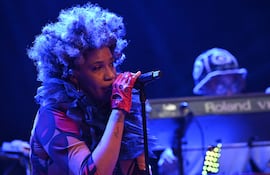 Macy Gray en un momento del concierto que ofreció en el Banco Central del Paraguay, donde demostró no solo su voz sino su gran carisma.
