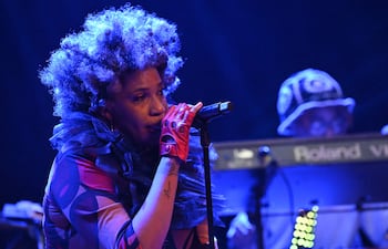 Macy Gray en un momento del concierto que ofreció en el Banco Central del Paraguay, donde demostró no solo su voz sino su gran carisma.