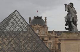 Vista del museo del Louvre, el 14 de enero, primer día en que los turistas no europeos pagan más cara la entrada en varios museos y monumentos de Francia, en una medida del Gobierno francés para contribuir a los gastos de mantenimiento del patrimonio nacional.