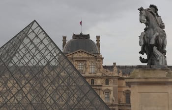 Vista del museo del Louvre, el 14 de enero, primer día en que los turistas no europeos pagan más cara la entrada en varios museos y monumentos de Francia, en una medida del Gobierno francés para contribuir a los gastos de mantenimiento del patrimonio nacional.