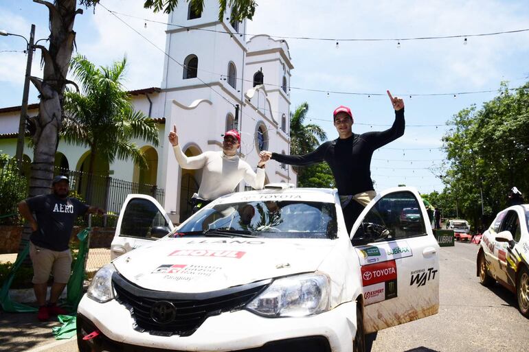 Bruno Llano (d) terminó tercero en la F2 y con ello le alcanzó para ser el campeón de la general tracción sencilla.