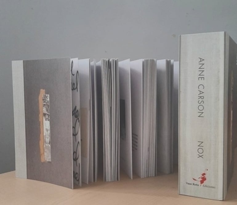 Un estuche de cartón gris