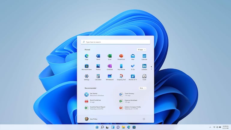 Un ordenador con pantalla activa mostrando aplicaciones y documentos, reflejando un entorno de trabajo digital contemporáneo.
