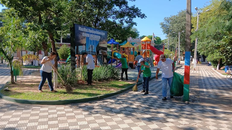 Ante la falta de acciones institucionales, ciudadanos se autoconvocaron para limpiar el centro de la ciudad de cara al aniversario