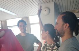 Los vecinos de Trinidad, celebrando la suspensión de la construcción de una estación de servicio en su barrio.