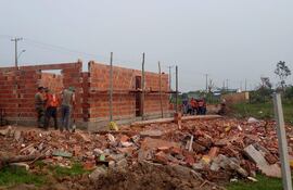 Esta fachada de la casa en construcción corresponde a los padres de la niña fallecida durante el tornado.
