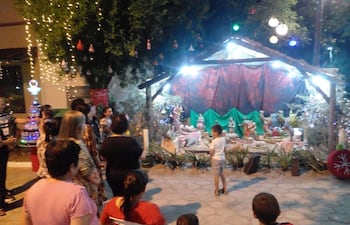 El pesebre gigante ubicado sobre la calle Tte. Mendoza del barrio Gral. Díaz de la ciudad de Pilar, recibe diariamente la visita de niños y adultos.