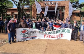 Funcionarios de la ANDE en Misiones realizaron un paro en rechazo al proyecto que crea el Ministerio de Industria y Comercio, al que acusan de abrir la puerta a la privatización del sector eléctrico.