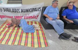 Así amanecieron los jubilados municipales de Asunción, en protesta para exigir pagos atrasados.