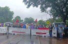 Docentes de San Pedro se movilizan bajo lluvia y realizan cierres intermitentes de rutas