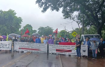 Docentes de San Pedro se movilizan bajo lluvia y realizan cierres intermitentes de rutas