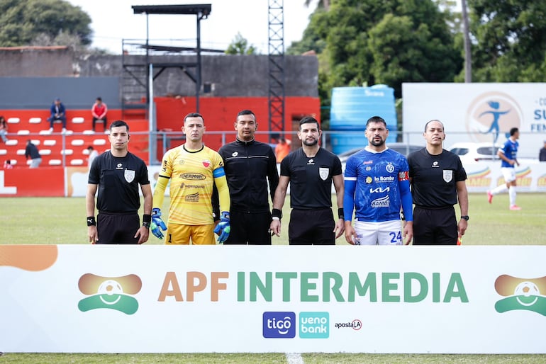 Los capitanes de ambos equipos posan con la terna arbitral.