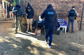 La Fiscalía antidrogas intervino una gomería en el barrio Hugua de Seda, en Luque, donde hallaron cocaína, marihuana y plantas de cannabis.