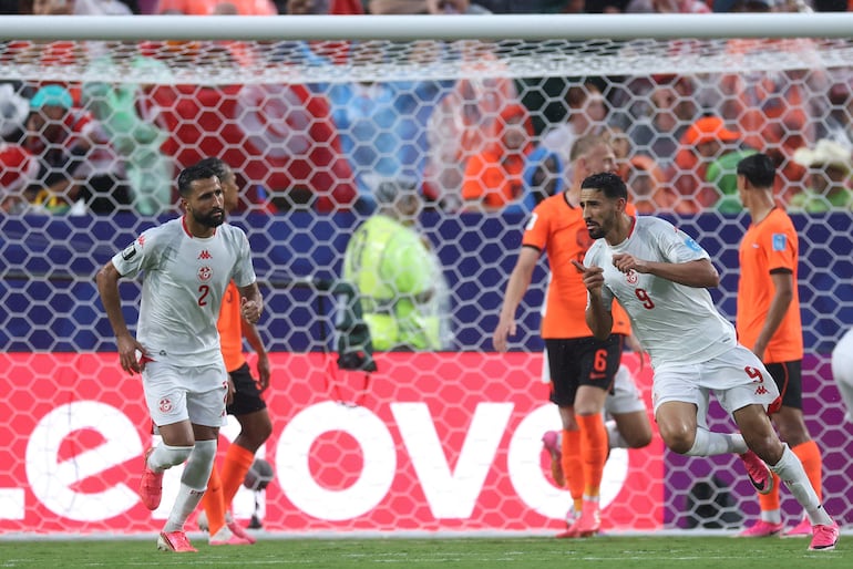 Hazem Mastouri (d) de Túnez celebra un gol este jueves, en un partido del grupo F del Mundial de la FIFA 2026 entre Túnez y Países Bajos en el estadio Arrowhead en Kansas (Estados Unidos). 