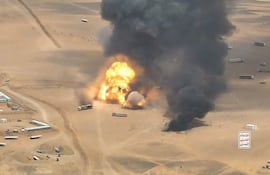 Esta imagen, facilitada por las fuerzas hutíes respaldadas por Irán el 7 de septiembre de 2026, muestra presuntamente el impacto de un misil balístico contra camiones que transportaban equipo militar desde Arabia Saudita hacia el campamento militar de Al-Wadiah, en la provincia yemení de Hadramaut.