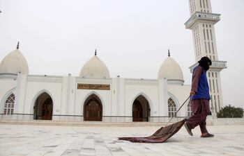Un trabajador limpia una mezquita antes del mes sagrado de ayuno del Ramadán en Kandahar, Afganistán, el 28 de febrero de 2025. Se espera que el Ramadán comience el 1 de marzo de 2025, dependiendo de la aparición de la luna creciente.
