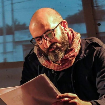 Mario Anic leyó su libro en un evento, mostrándose tranquilo y concentrado en un entorno literario.