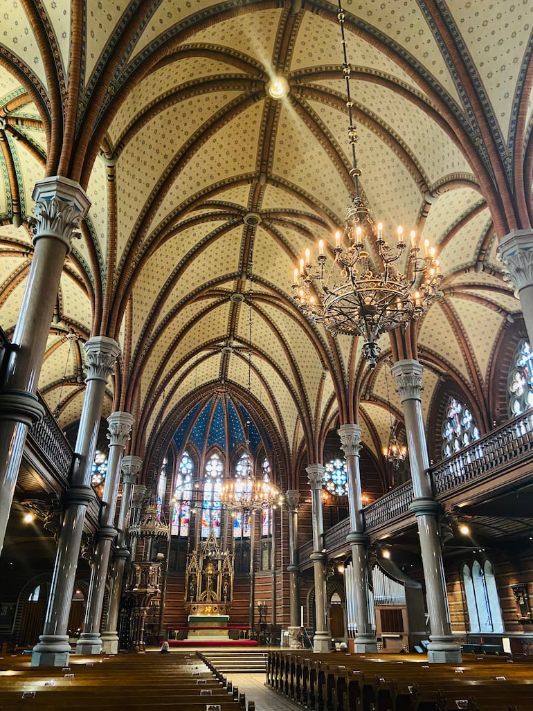 Interior de Mariakyrkan, Sigtuna, Suecia.