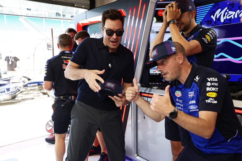 Jimmy Fallon en el garaje de Oracle Red Bull Racing antes de los entrenamientos libres previos al Gran Premio de Fórmula 1 de Miami en el Autódromo Internacional de Miami.
(Mark Thompson/Getty Images/AFP)
