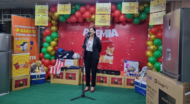 Fotografía del sorteo del año pasado, donde se observa una notable diferencia en la cantidad y calidad de los premios.