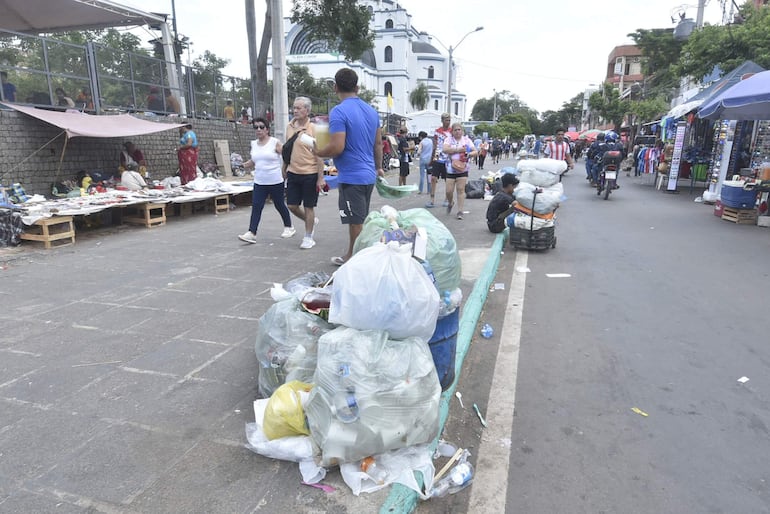 Basuras inundaron la explanada de la Basílica  y sus alrededores. Limpieza fue absolutamente insuficiente.