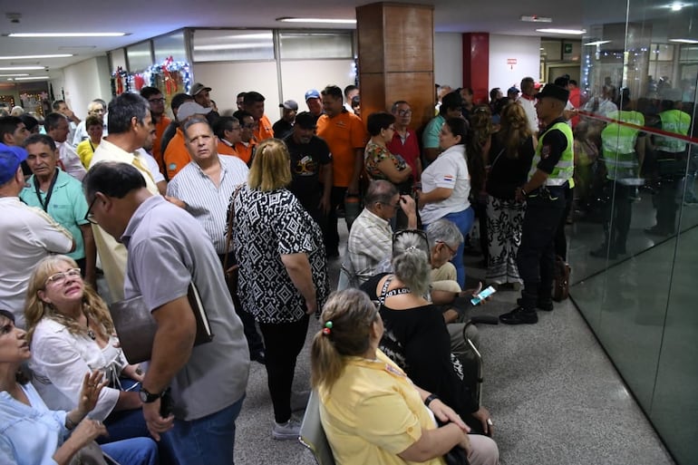 Funcionarios y jubilados municipales, en la última sesión de la Junta Municipal de Asunción, en la que se aprobó el préstamo de US$ 28 millones para aguinaldos y otras deudas.