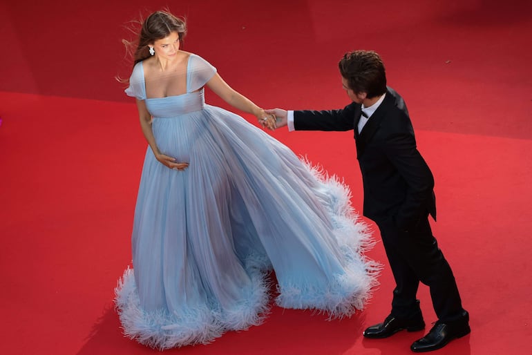 ¡Hermosa parejita! Barbara Palvin y Dylan Sprouse en la red carpet del Cannes Film Festival. Pronto tendrán a su primer hijo en brazos. (Thibaud MORITZ / AFP)