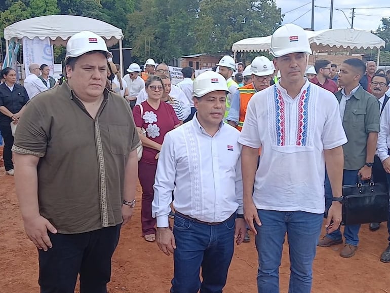 Gobernador de Guairá, César Sosa, presidente de la ANDE, Félix Sosa y el presidente de la República, Santiago Peña.