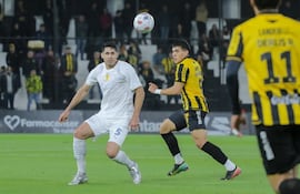 El defensor de Libertad, Diego Viera intenta la salida ante la marca del atacante de Guaraní Iván Ramírez Ferreira.