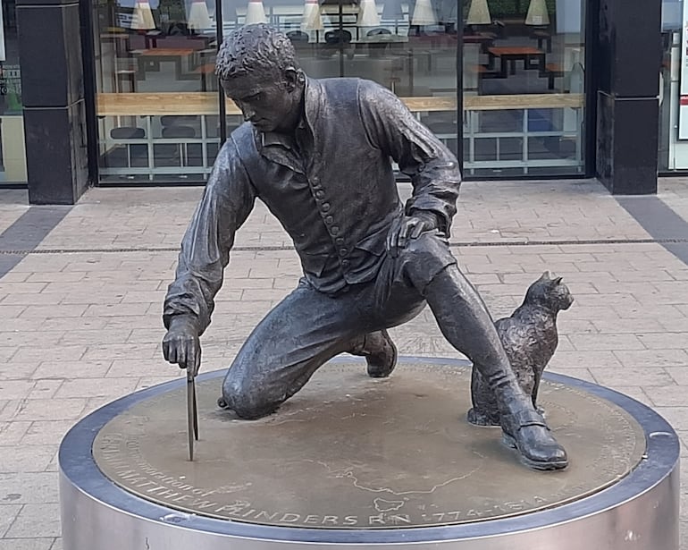 Estatua de bronce a tamaño real del explorador Capitán Matthew Flinders y su gato, por el escultor Mark Richards en las afueras de la estación Euston en el centro de Londres.
